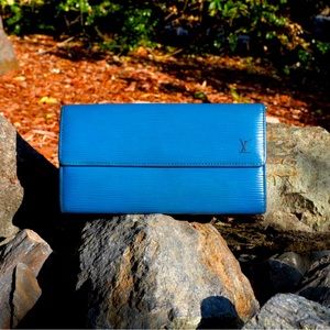 (SOLD!!!). Authentic LV Epi Sarah Long Wallet Blue